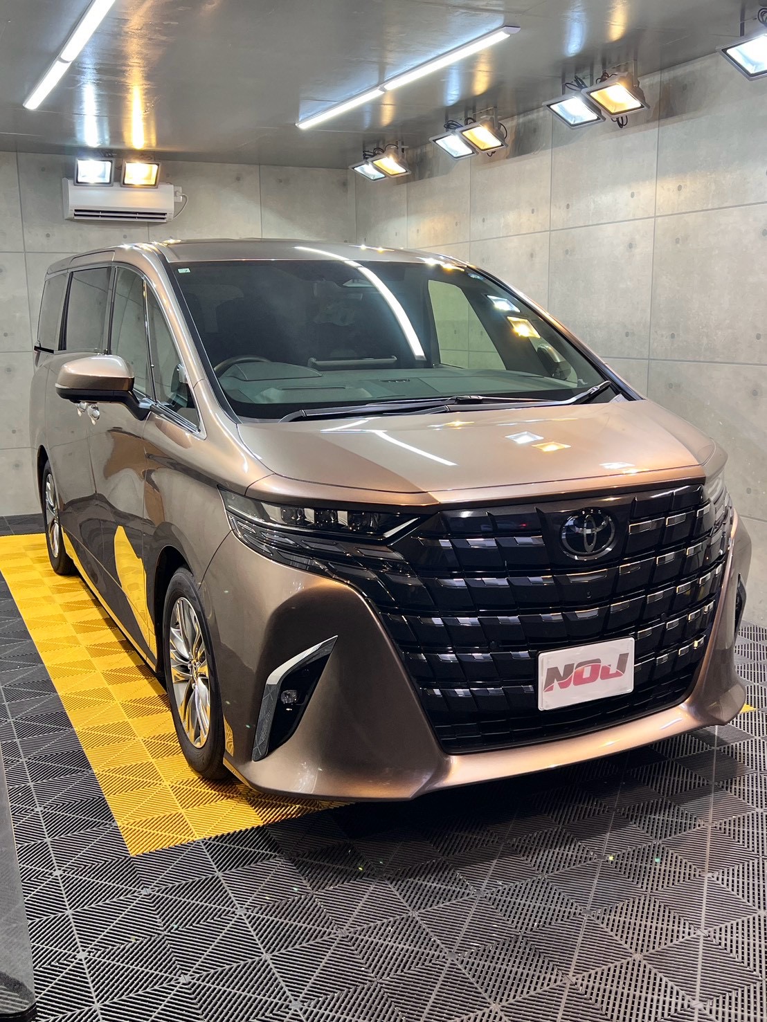 新車も磨いてピカピカに！